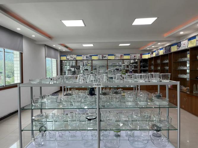 同时涵盖五金产品的零售,批发,以及塑料制品的销售与制造
